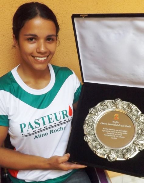  Aline Rocha (PASTEUR) recebe troféus da São Silvestre