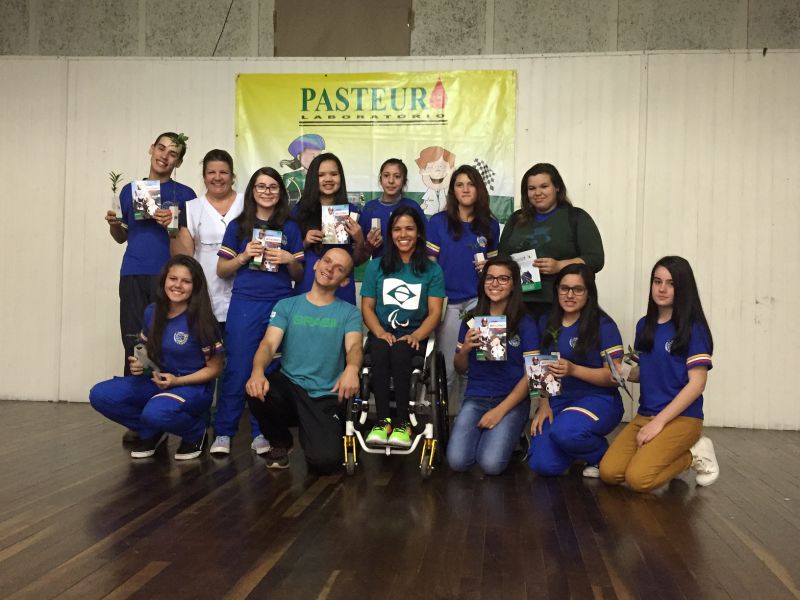 Laboratório Pasteur e Aline Rocha promovem encontro com alunos e professores de Joaçaba